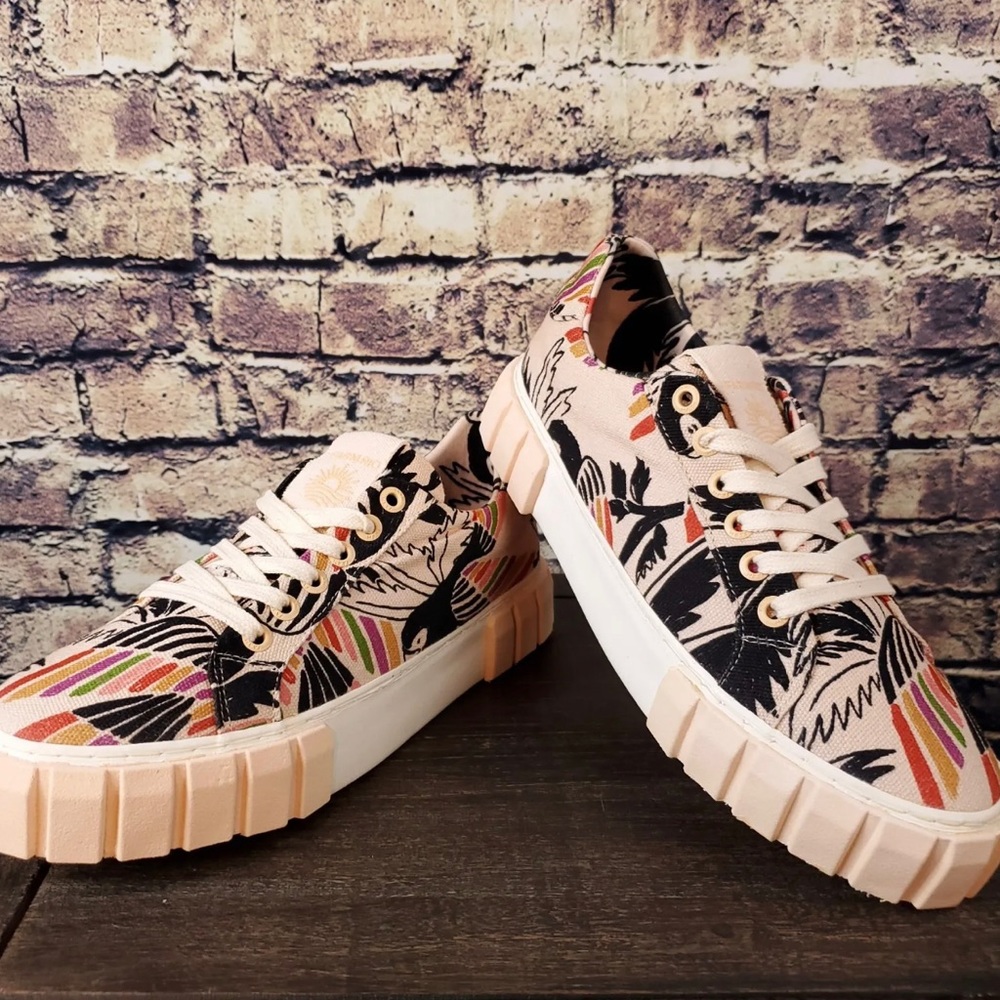 Farm Rio Birds Beige Apricot Multicolor Canvas Platform Sneakers Size 39 EU 8 US